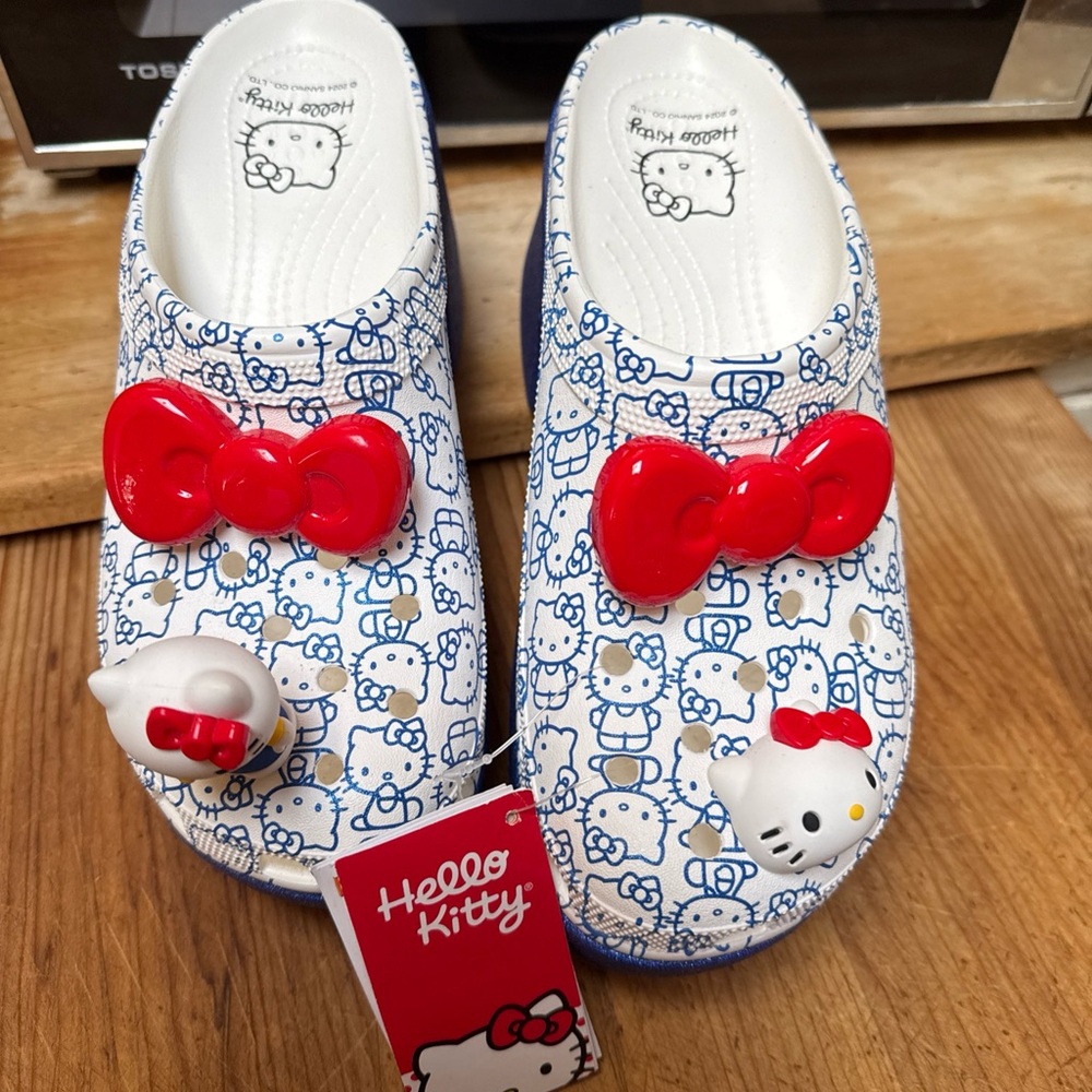 BNWT Hello Kitty Siren Clog Crocs